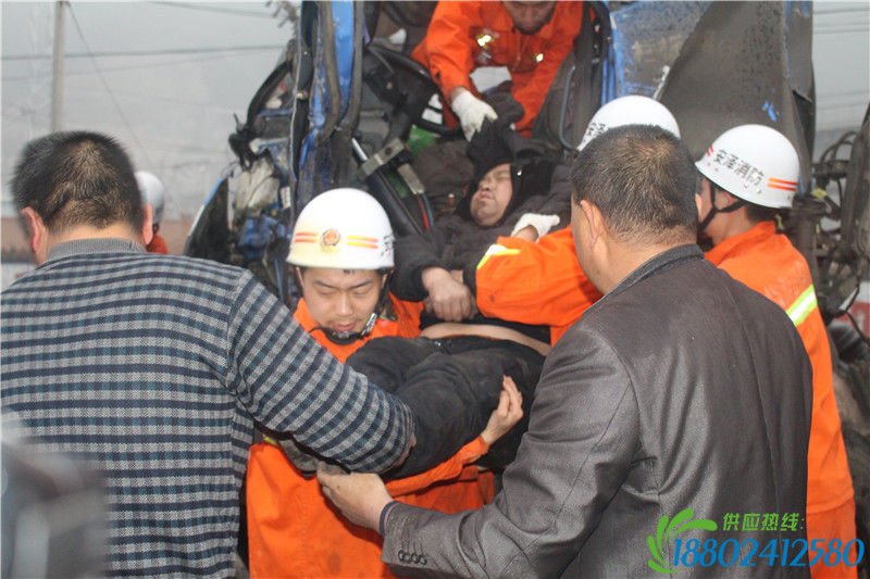 半挂车撞上了油罐车 消防提醒雨天路滑莫心急