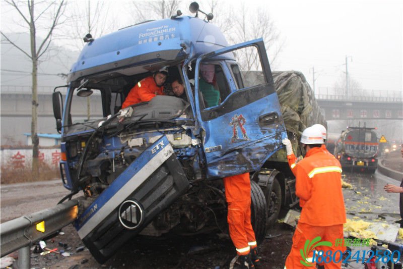 半挂车撞上了油罐车 消防提醒雨天路滑莫心急