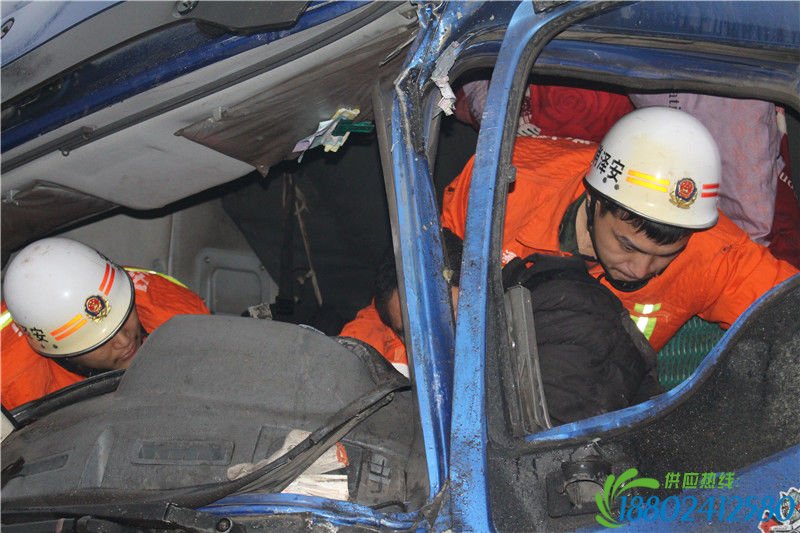 半挂车撞上了油罐车 消防提醒雨天路滑莫心急