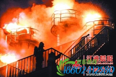 火光冲天 浓烟滚滚 蒙眼前行 “地笼”脱困