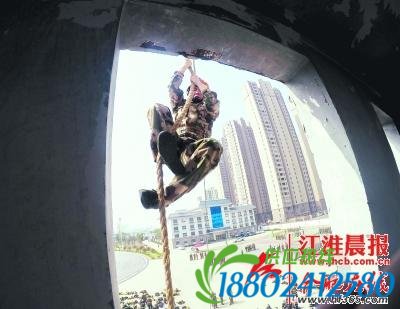 火光冲天 浓烟滚滚 蒙眼前行 “地笼”脱困