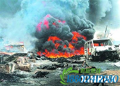 路人哄抢汽油现场突然 爆炸 