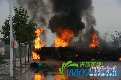 山东兖州一30吨汽油罐车侧翻 爆炸 
