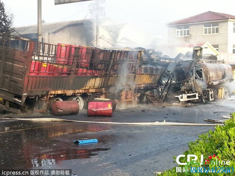 南京江宁一油罐车爆炸冲向民宅 四人死亡(高清组图)