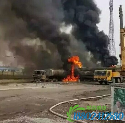 南阳载29吨汽油油罐车爆燃 因与两车碰撞起火(现