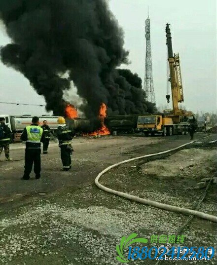 南阳载29吨汽油油罐车爆燃 因与两车碰撞起火(现