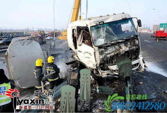 乌鲁木齐市一油罐车超车与前车发生追尾 致厢式货车侧翻