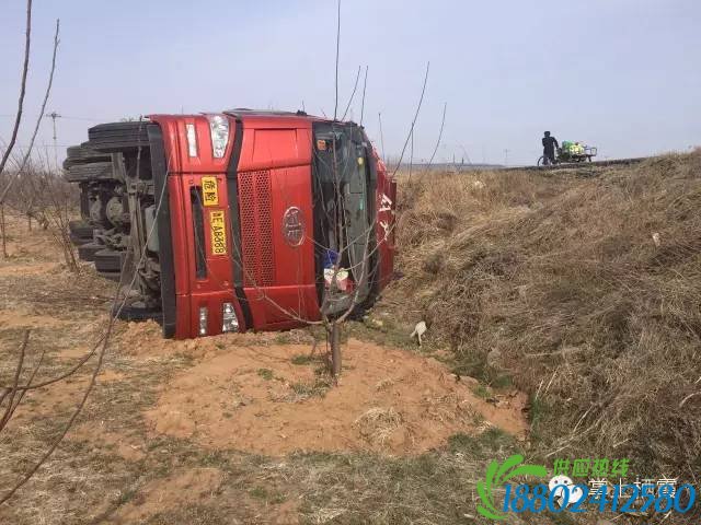 惊险！装满柴油的油罐车翻进栖霞苹果地！