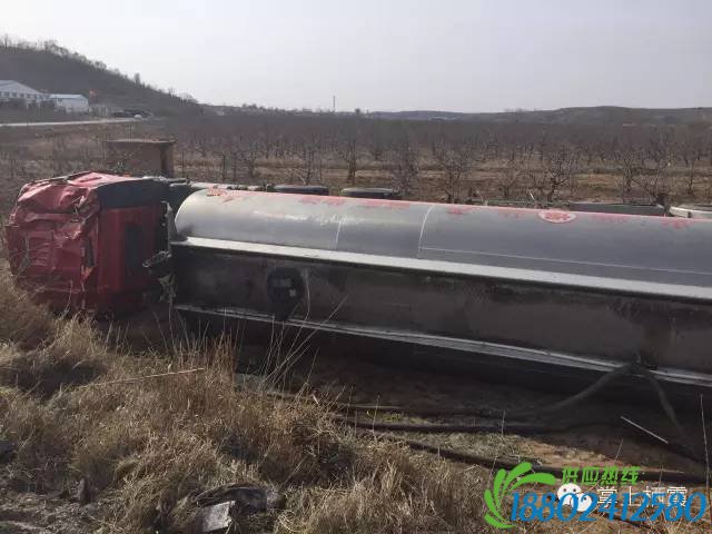 惊险！装满柴油的油罐车翻进栖霞苹果地！