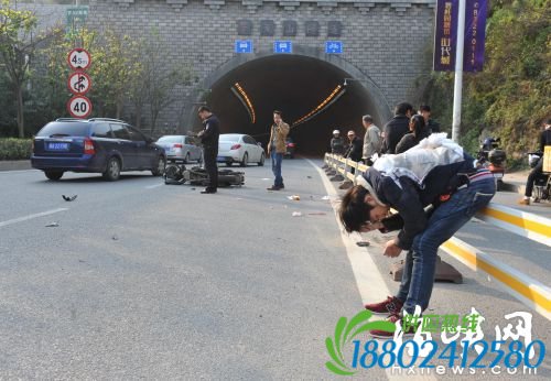 福州三环辅道摩托“轰鸣”撞护栏 甩飞乘客
