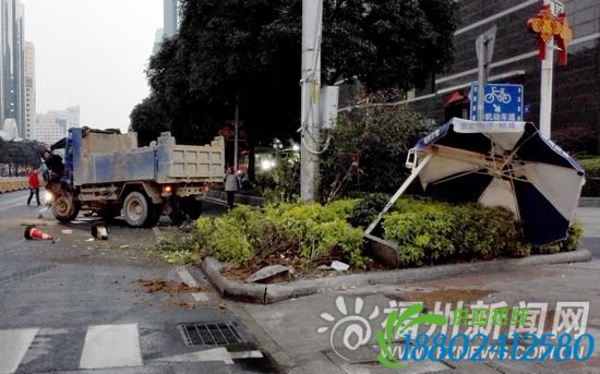 货车路口左拐撞伤骑车依伯　安全岛遮阳伞被撞歪