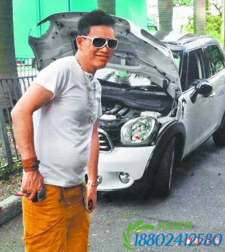 苏永康开车撞上路边铁护栏 女友爱车撞烂