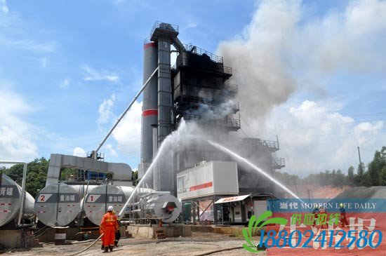 南宁一沥青搅拌塔起火 旁边是重油罐消防急