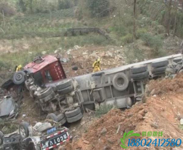 危险品车下坡刹车没了，驾驶员管自己跳车，车子飞驰而下……