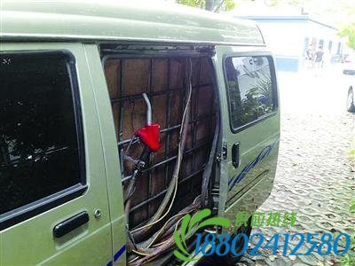 面包车被改成“油罐车”装满可运1.5吨柴油(图