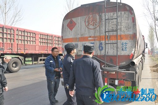 阳信商店派出所开展打击打孔盗油集中路查路检专项行动