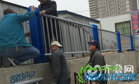 济南：滨河南路“断头路”屡“坑”车 如今撞上护栏
