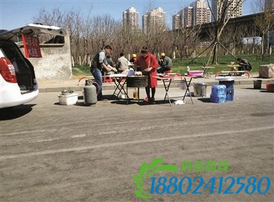 开发区占路经营“马路餐桌” 存在不小安全隐患