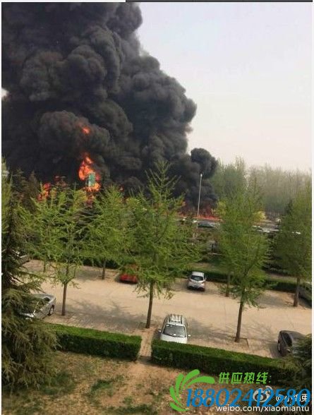 京开高速槽罐车翻车起火致主路中断 2人死亡(图)