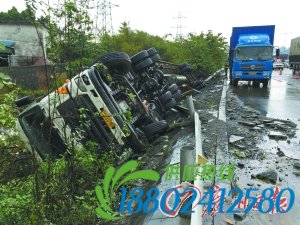  广深高速油罐车漏油4公里 滑倒后面车一串