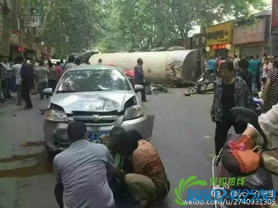 河南偃师油罐车闹市连撞十余辆车 已致2死4伤