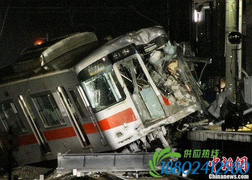 日本一特快列车与卡车相撞多人受伤