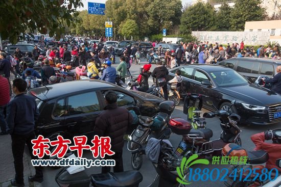 3月25日，闵行区伟业路，因道路两旁停放了不少接小孩的车子，导致路面拥挤不堪。 早报记者 朱伟辉 图