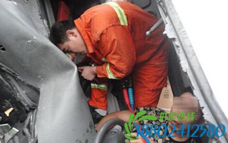 隆化发生车祸:油罐车装上商务车 已造成5人死亡 隆化发生车祸:油罐车装上商务车 已造成5人死亡