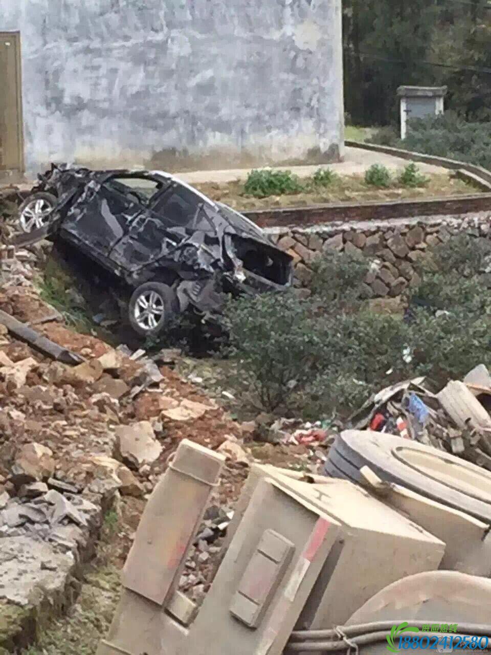 刹车不及，危化品运输车撞翻 硫酸泄漏人民快报网