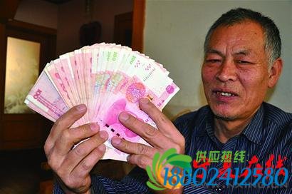 老汉取钱银行多吐一万元直奔派出所归还