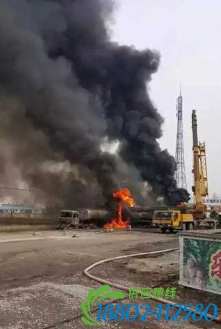 南两油罐车爆炸！伤亡不明！人民快报网