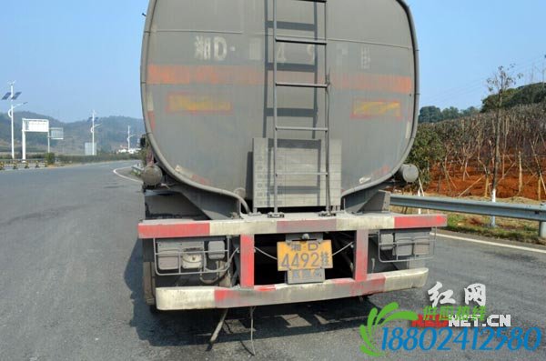 涉嫌交通违法的液体危险货物罐车