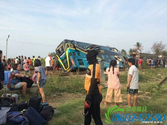 当地时间2016年4月3日，泰国佛统府那空猜西，一辆大巴与一列客运火车发生相撞事故，造成至少3人死亡，近30人受伤。