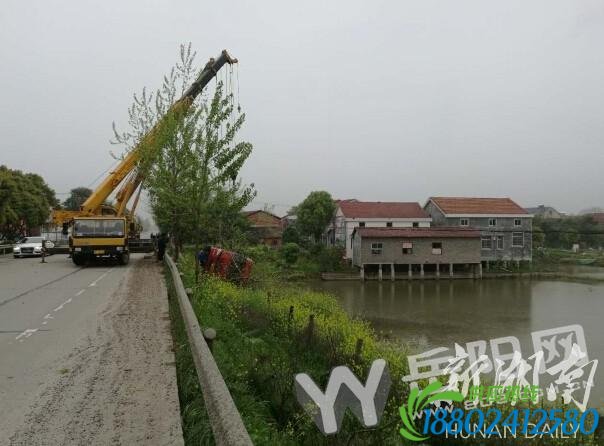 107国道岳阳新墙段一油罐车为避让客车致侧翻