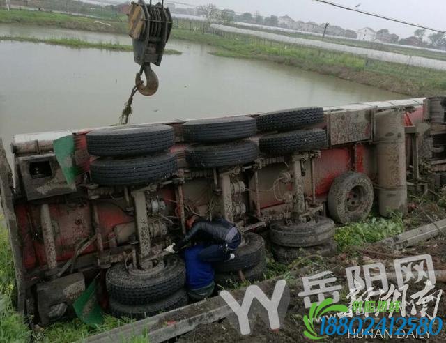 107国道岳阳新墙段一油罐车为避让客车致侧翻