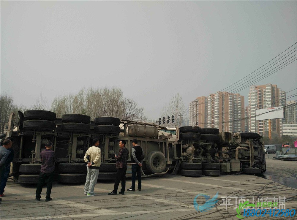 下坡又是施工路段 大型水泥罐车侧翻