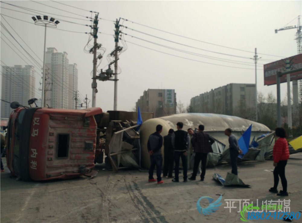下坡又是施工路段 大型水泥罐车侧翻