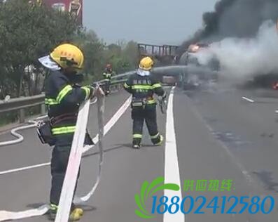 据现场司机介绍，事发前，京港澳高速北往南方向由于大雾正在缓慢堵车，车牌为桂B43290满装有双氧水的槽罐车行驶到K1530公里处突然被后方车辆追尾，导致双氧水发生泄露起火，10分钟之内引燃周边共计5台车，<a href=