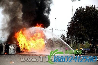 油罐车前轮爆胎导致侧翻起火 永州消防成功处置