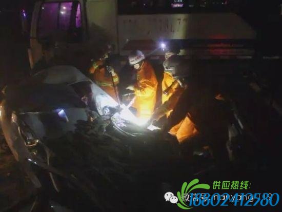满载沙货大卡侧翻压扁小轿车 特勤中队成功救援人民快报网