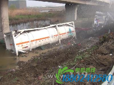 30吨罐车高速侧翻 常州消防紧急排险救人[图]