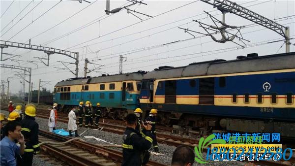 防城港两火车头相撞 消防人员赶赴现场施救