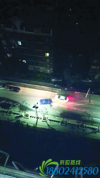 一周4辆车撞上隔离护栏 市民反映灯光昏暗看不清