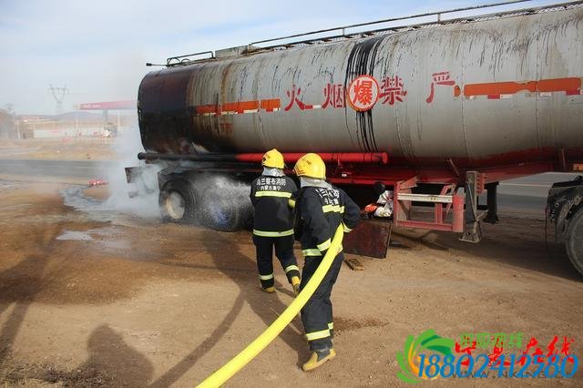 乌兰察布市集宁区一辆油罐车起火 未造成人员伤亡