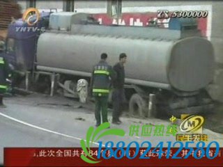 危急！油罐车侧翻汽油泄漏