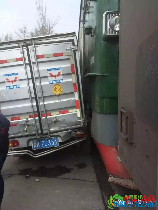 惊险！大通一小货车与火车相撞