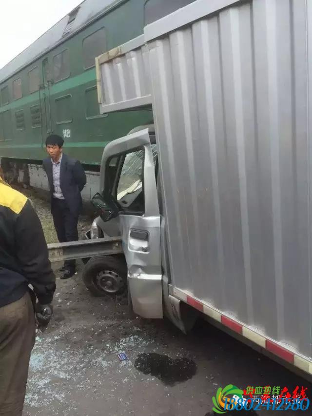 惊险！大通一小货车与火车相撞