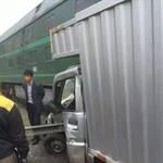 惊险！大通一小货车与火车相撞