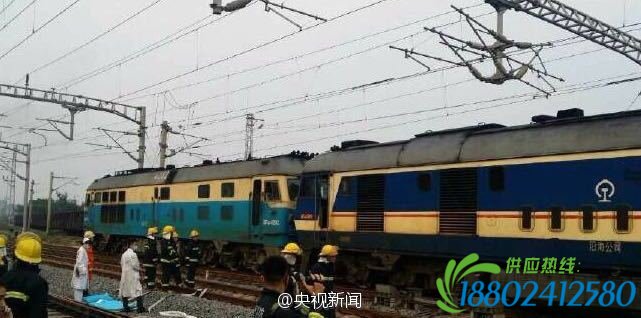 广西防城港两火车头相撞 2名司机被困(图)