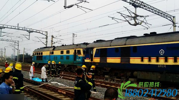 广西两火车头相撞 2名司机被困